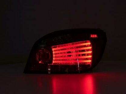 LED-takavalot BMW-sarja 5 E60 saloon vm. 03-07 punainen/smoke dynaamisella vilkulla Takavalot 2